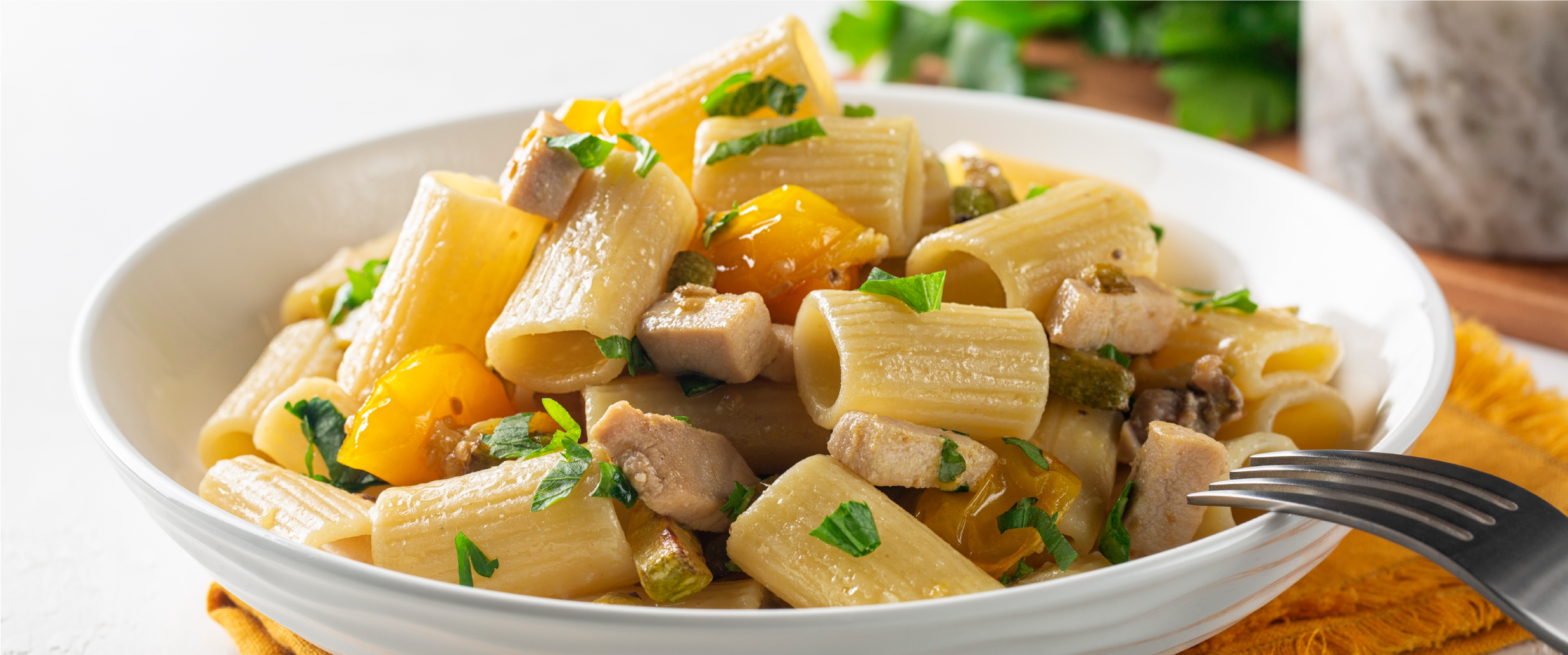 Paccheri con datterini gialli e pesce spada