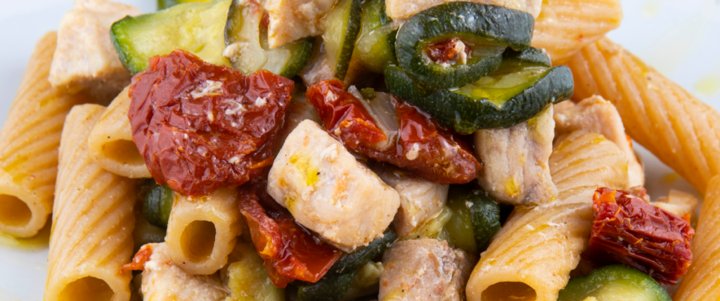 Pasta con pesce spada, zucchine e pomodorini secchi